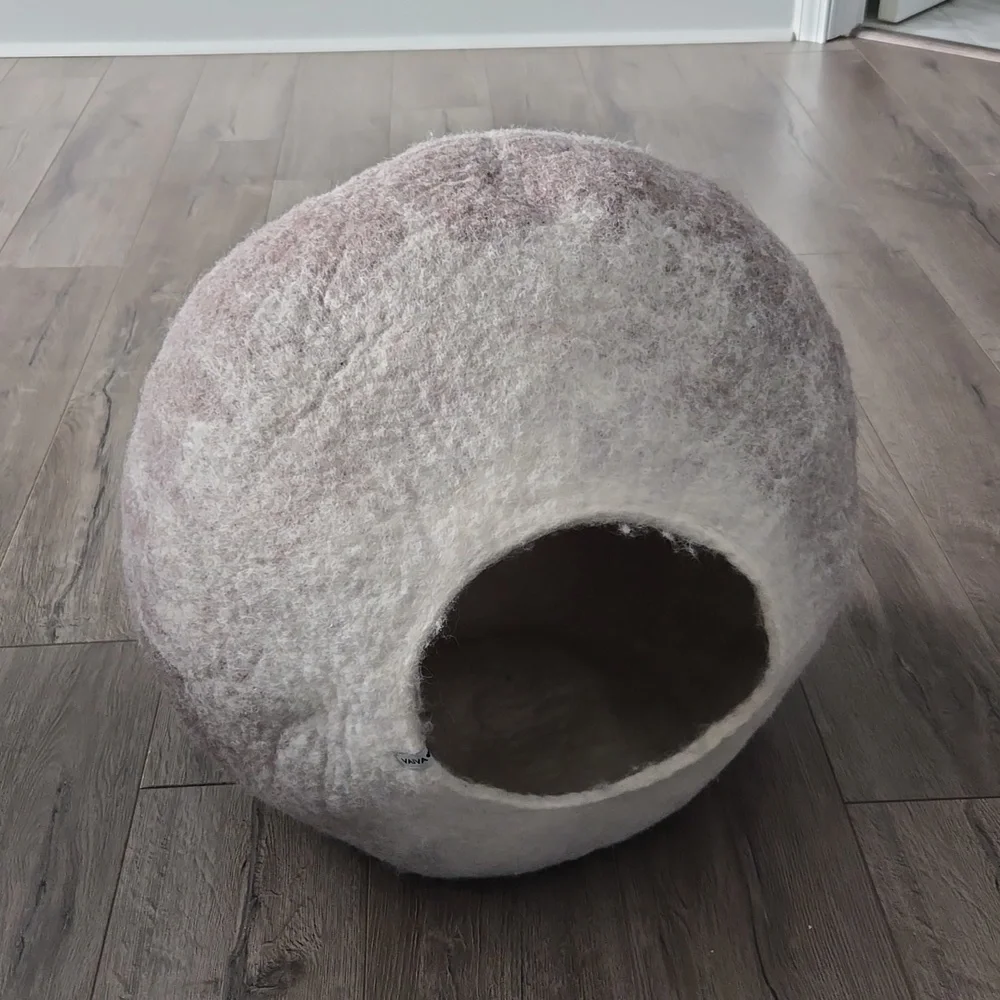 Cat cocoon / pet cave beige ombre